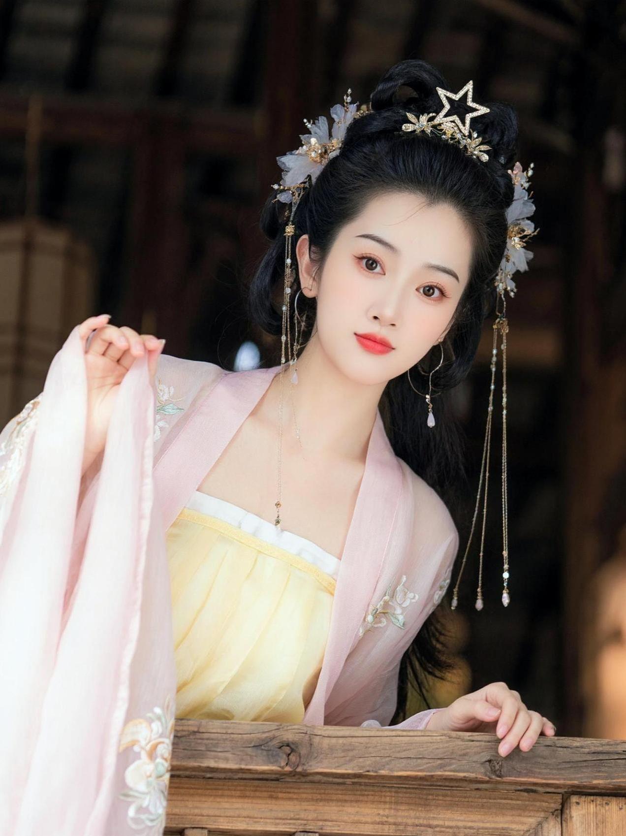 AI楼阁汉服照 成为一个古风女子 古风汉服氛围感 温婉汉服写真 抖音玩法合伙人计