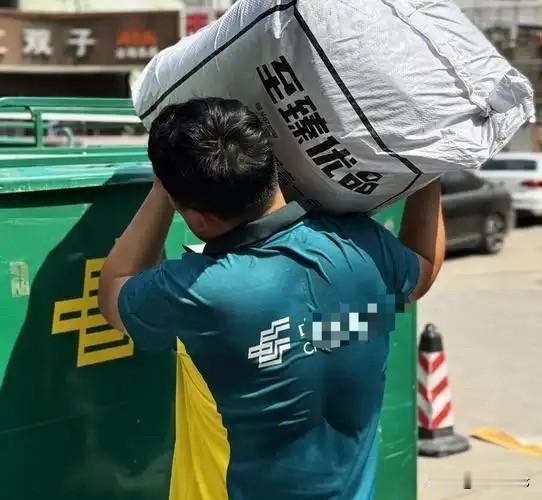 江苏苏州，一快递员错把女子快递送到了距离她家几百米的另一个点位，女子得知后情绪激