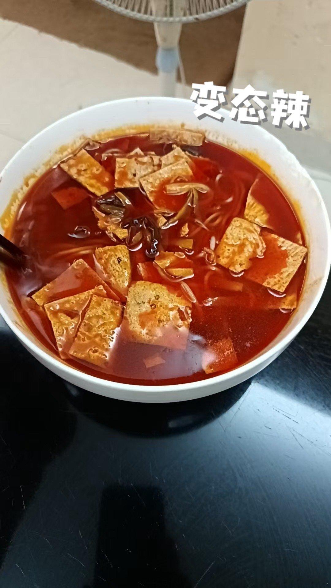 大意了！半夜煮了一袋螺狮粉，太辣了，根本吃不了。[笑cry]男人吃了两口去拉肚子