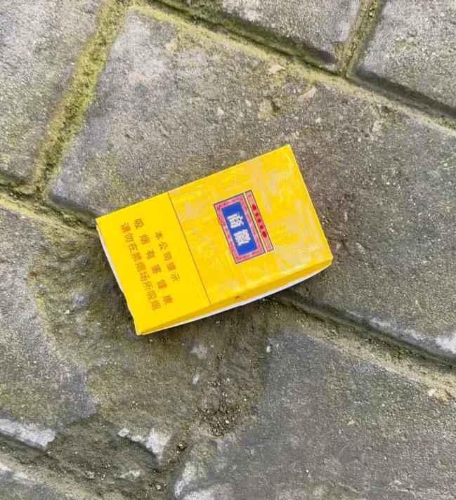 今天路过一个工地门口，我看见一个农民工随手扔了个烟盒，我走近一看，那烟盒写着商徽