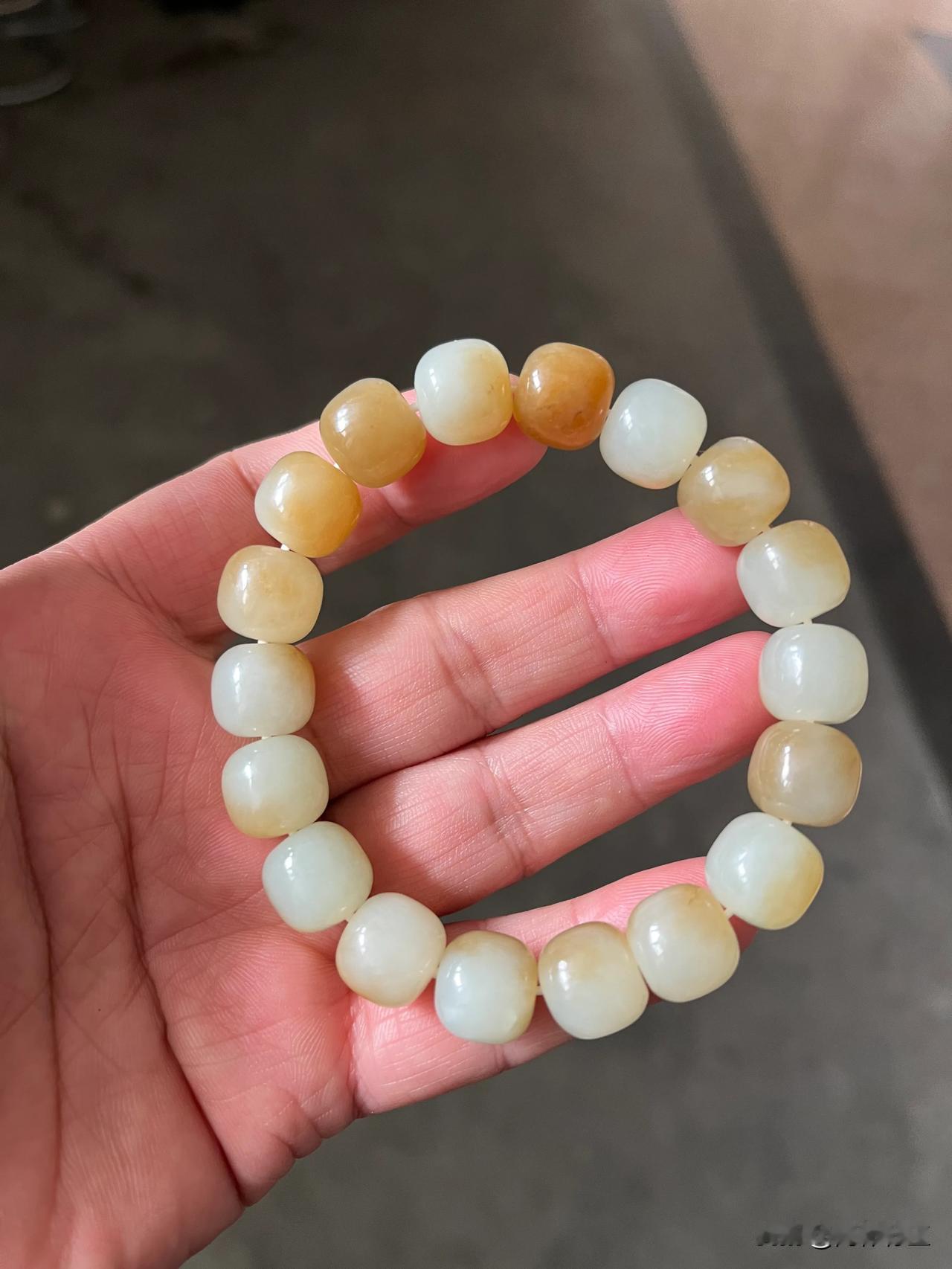 几种不同且末矿料开发出的珠子。每个色调有不同特色。且末料油性十足。脂粉浓郁。