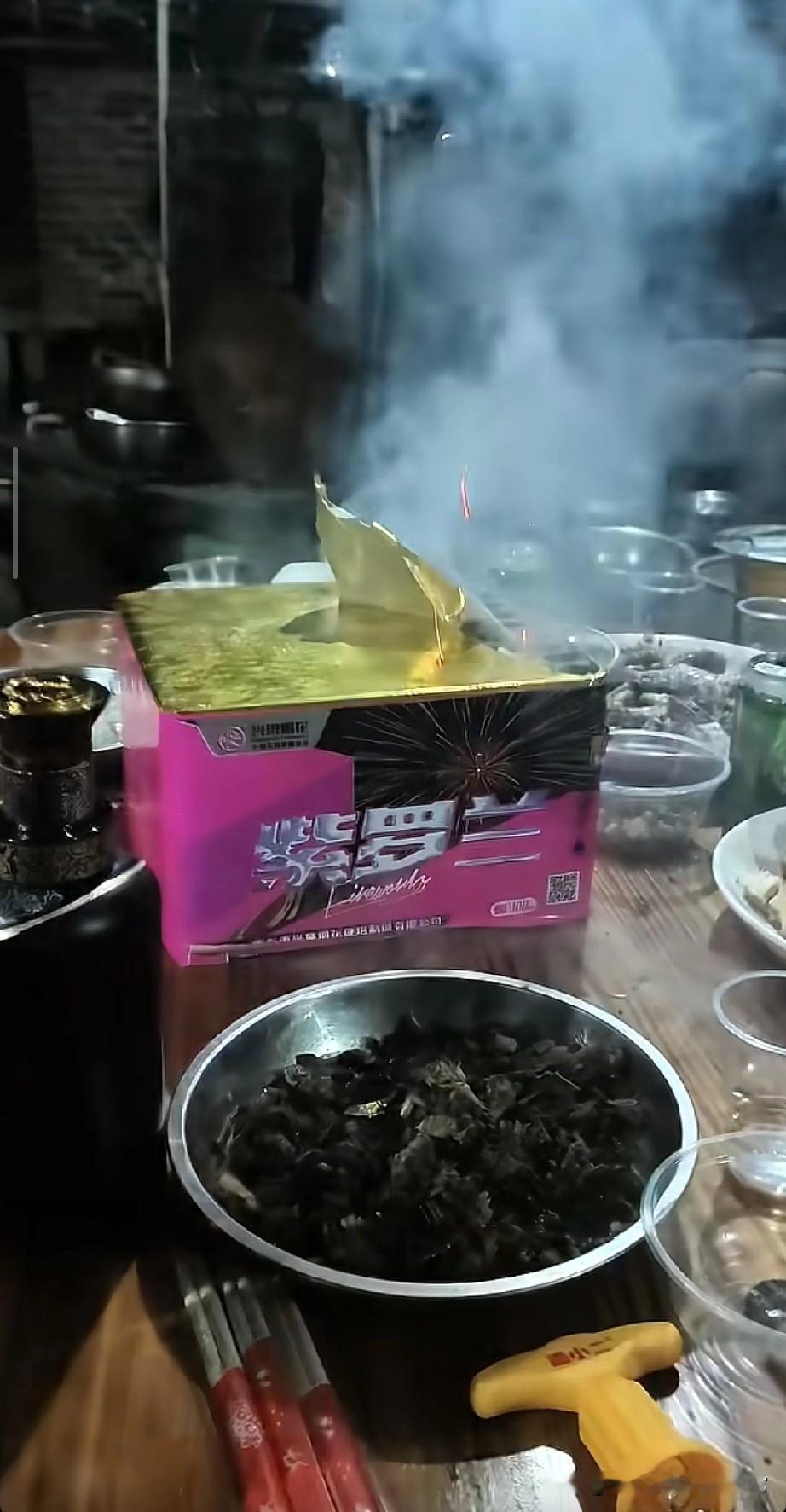 大开眼界！烟花直接摆上桌放
 
回农村老家过年，算是被亲戚的操作整懵了！年夜饭还