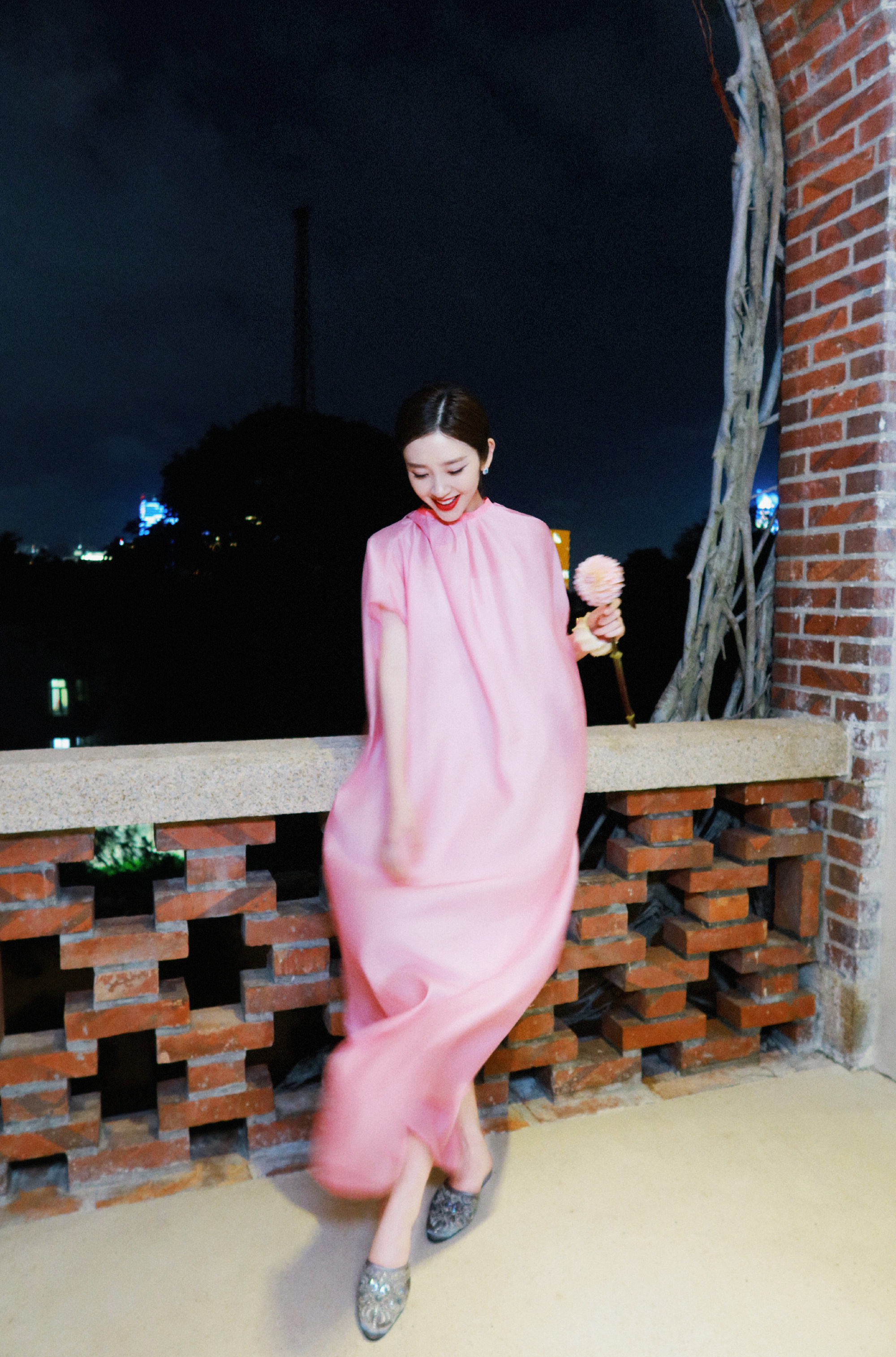 唐艺昕，好粉的穿搭，好甜的笑容。唐艺昕