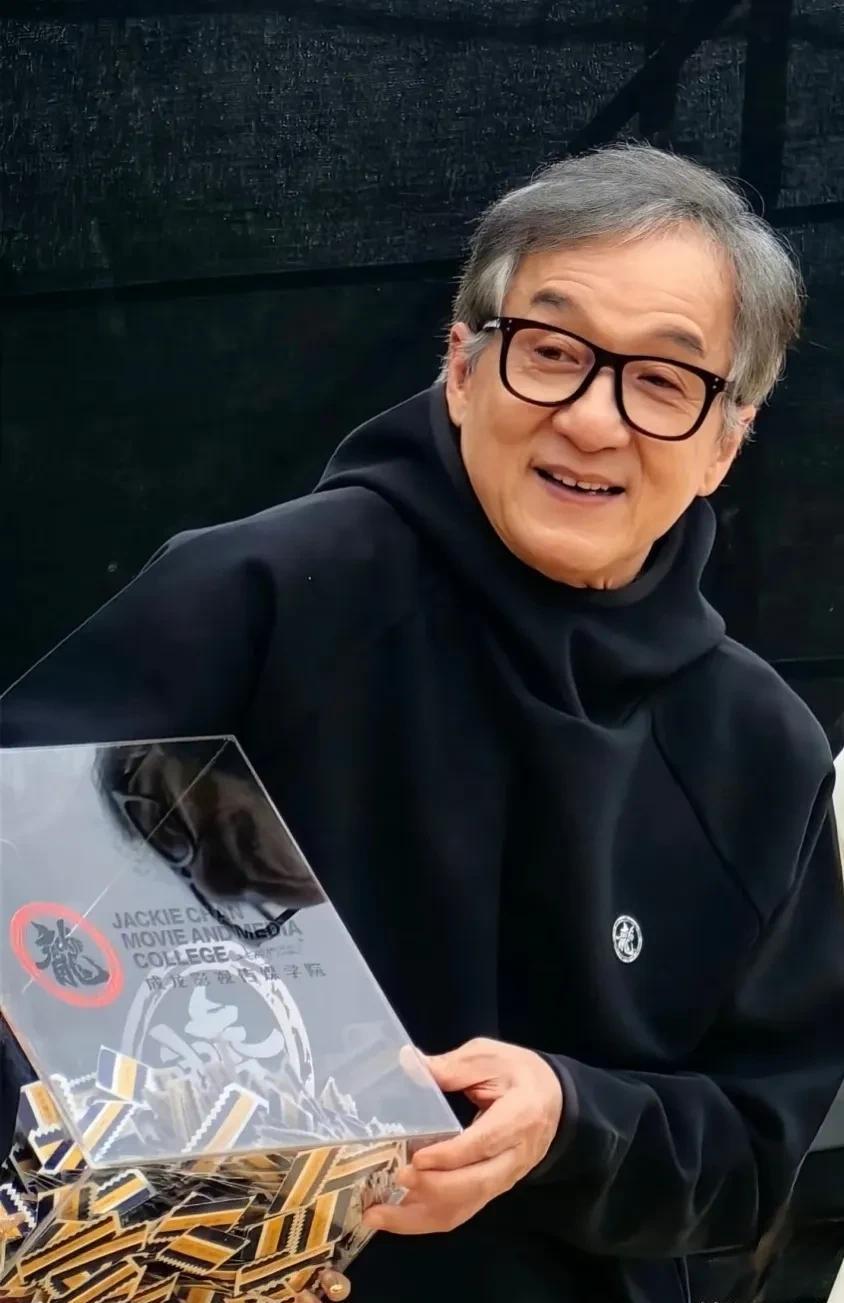 成龙不用微信，说最没用，李健揣着用了十年的诺基亚按键机，没换过。

俩人都拒用智