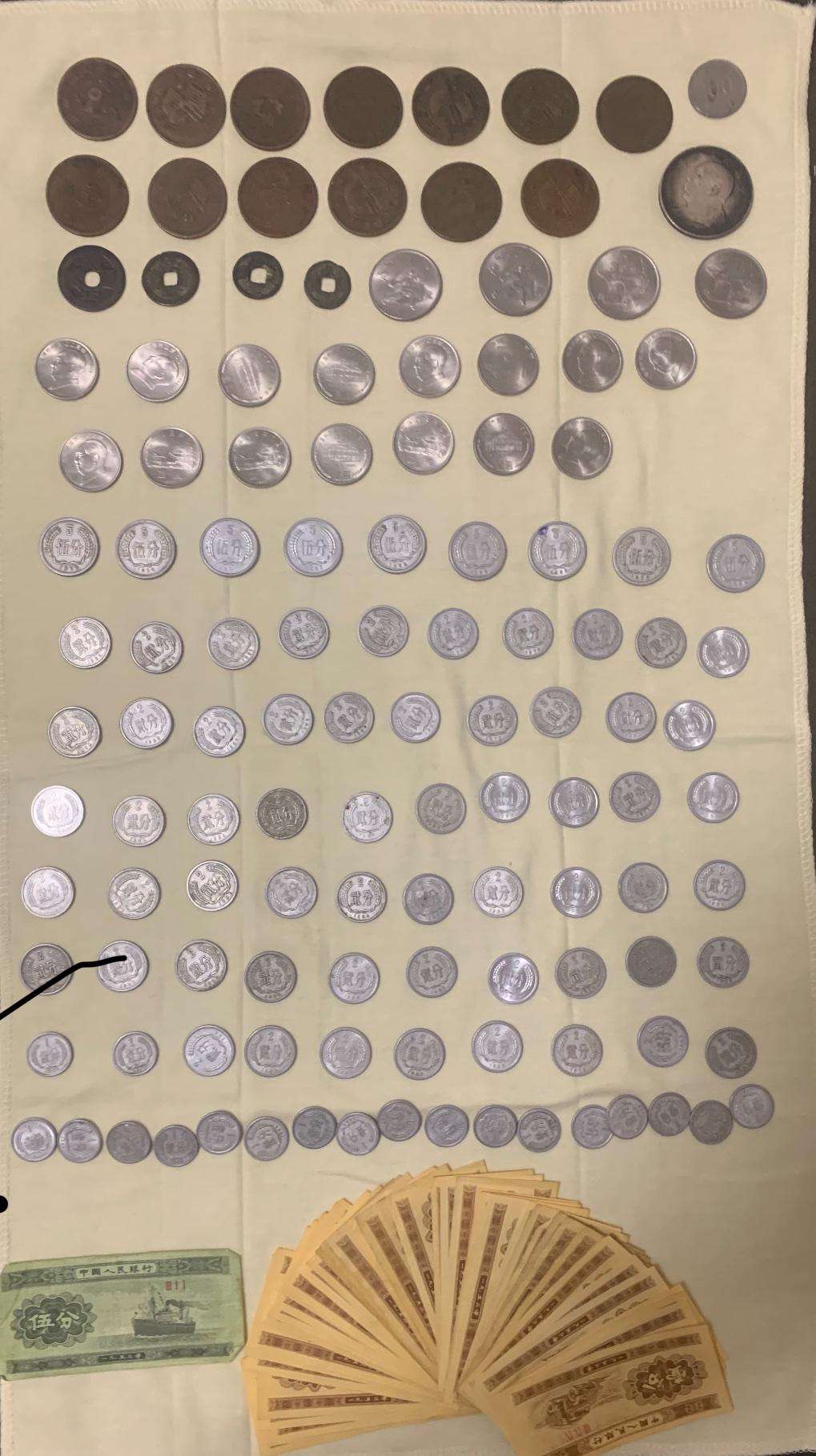 小孙子写完作业，把我收着的这些东西摆出来在算数，有谁知道我这里面有没有几个值钱的