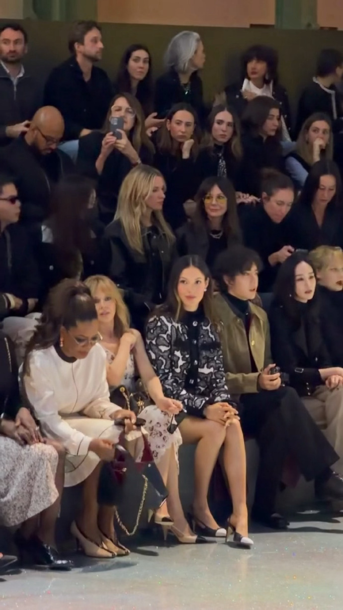 王一博谷爱凌张钧甯合影 巴黎时装周星光熠熠！王一博 米色麂皮大衣叠戴墨镜尽显摩登