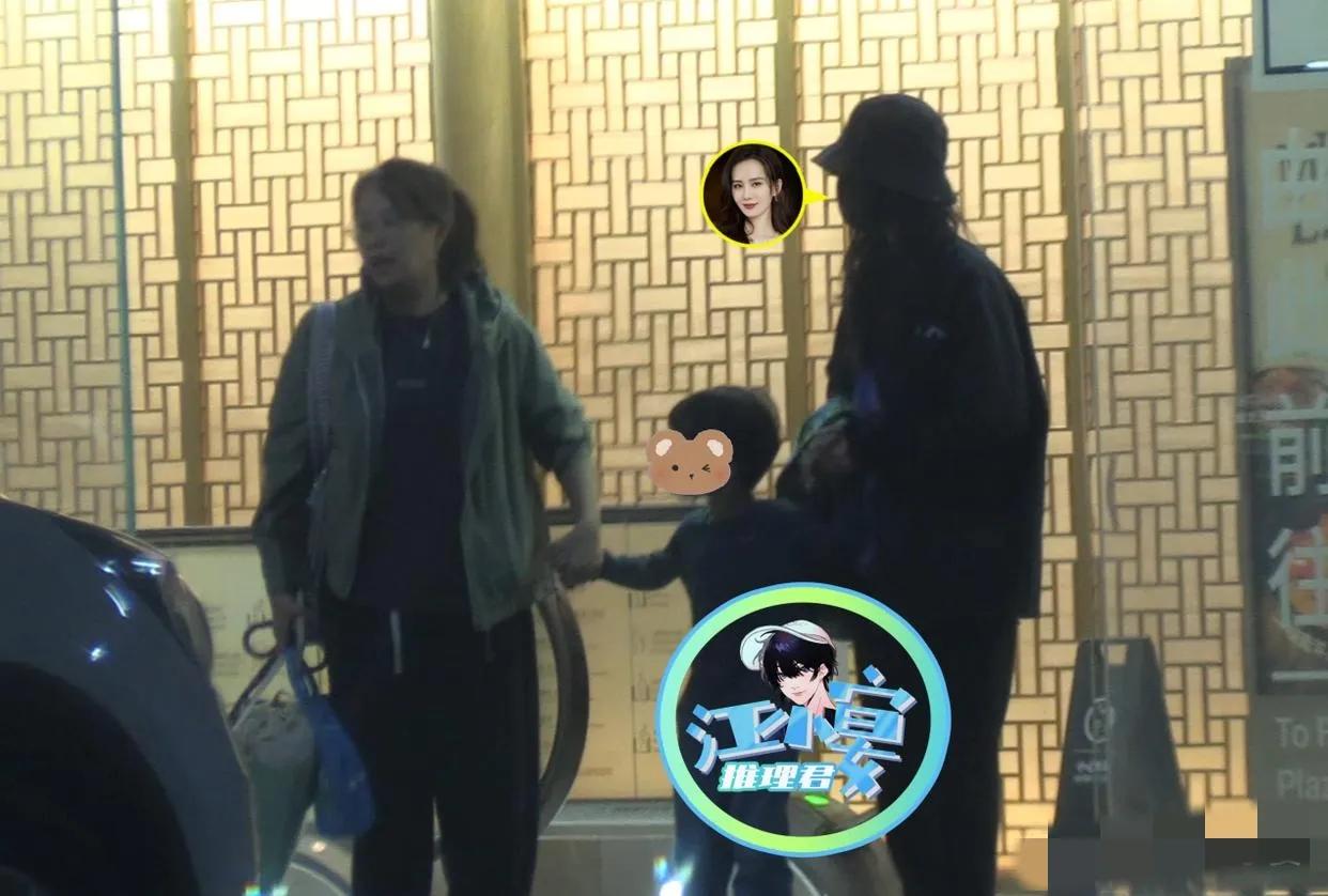 刘诗诗带着儿子外出，儿子已经长到妈妈胸前的位置了，一路蹦蹦跳跳地，看起来相当开心