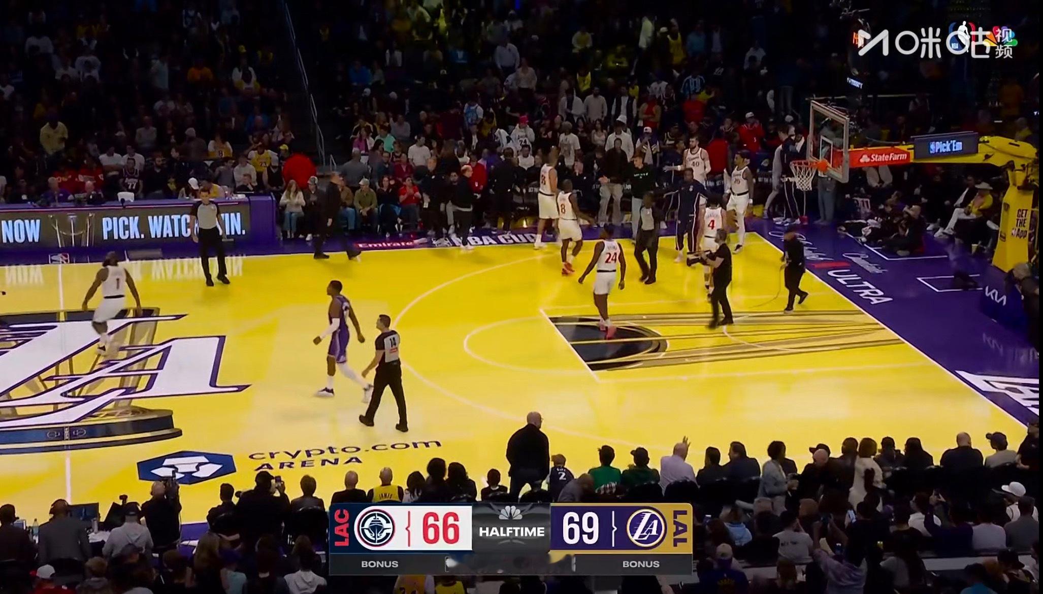 湖人半场领先3分，69-69。洛城德比 快船vs湖人