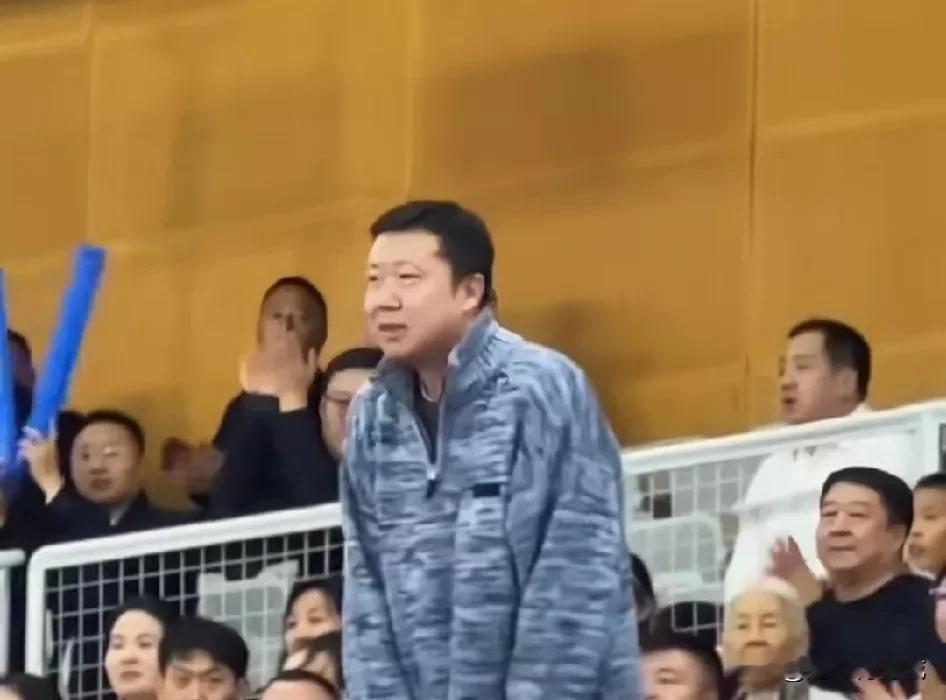 篮球名人，王治郅来呼和浩特啦！
王治郅现身蒙BA总决赛现场，为内蒙古的篮球健儿加