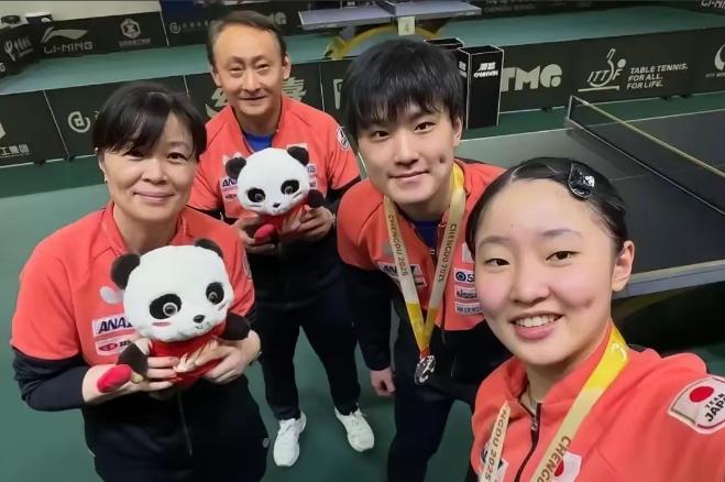 这下张本宇可真是彻底乐开花了！横滨冠军赛他儿子张本智和、女儿张本美和兄妹俩全都打