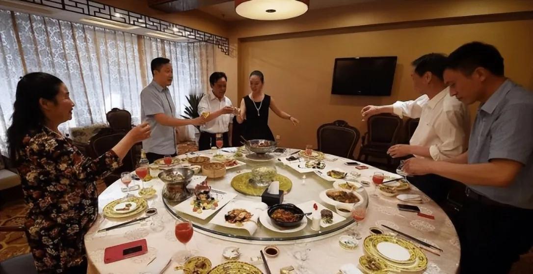 敬酒也是我们传统文化的一部分吗？很多人可能不知道，酒场如战场，敬酒的学问大着呢，