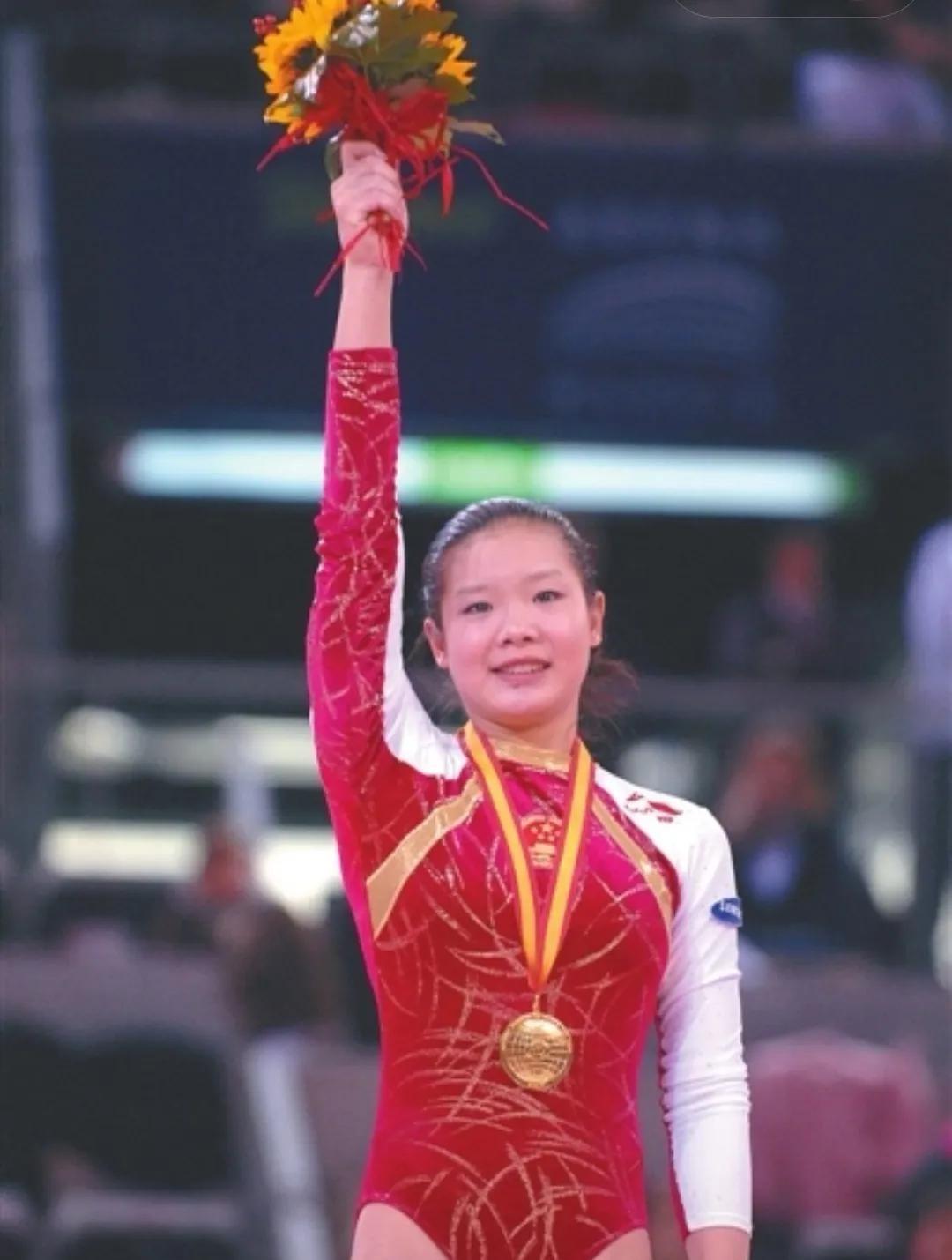 这两张照片中的人确实是程菲。体操爱好者对她开创的跳马动作不会陌生，叫做“程菲跳”