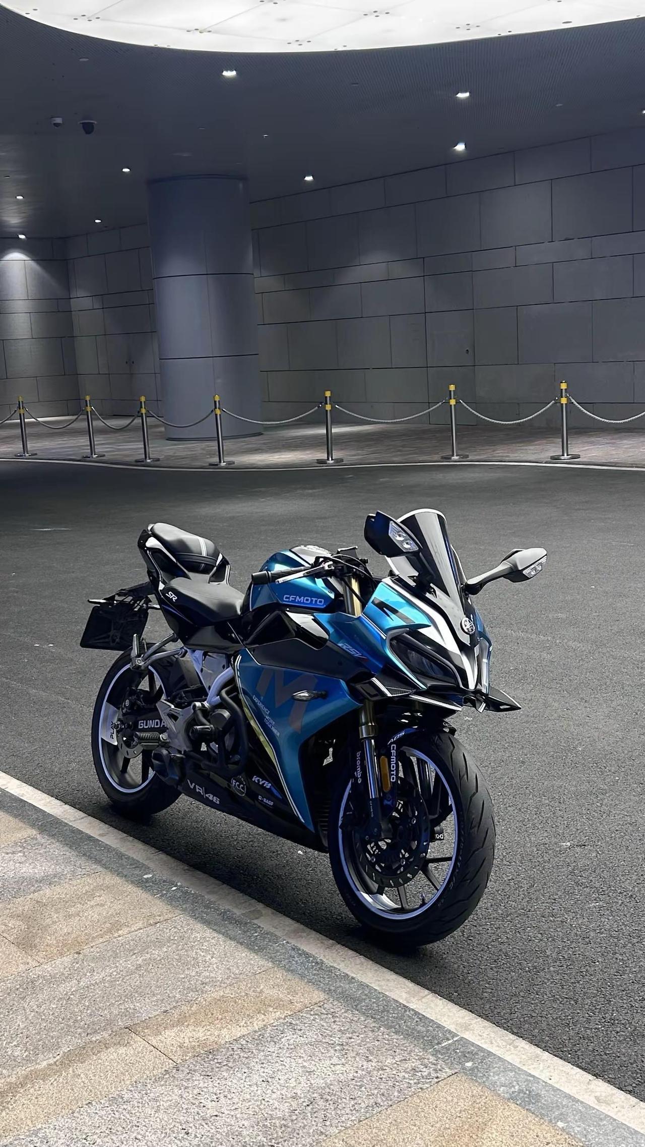 我那个时候十九二十岁，dàng然觉得我自己很帅250SR            