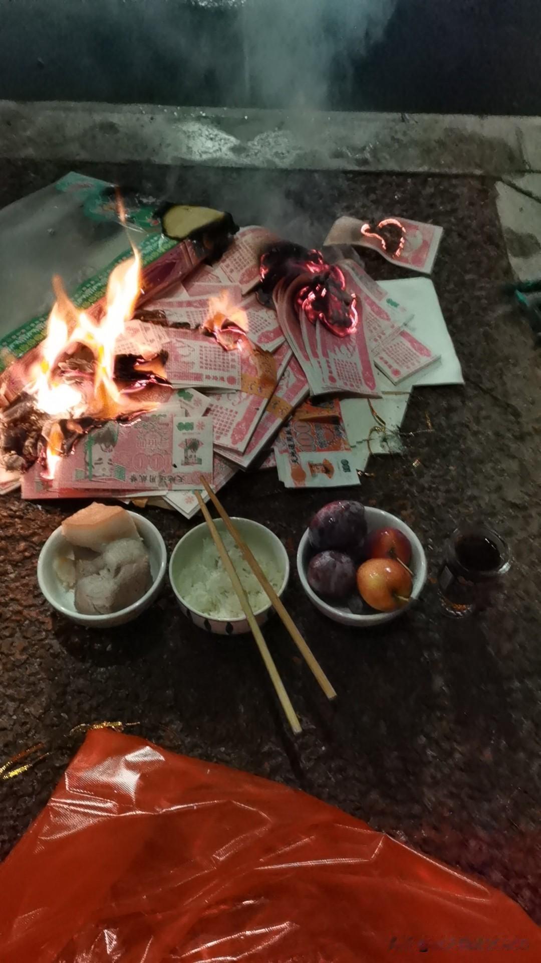 老表说这几天他都在梦中哭醒，他说这几天他都梦见他爸爸可怜样，衣服都没得穿，问他也