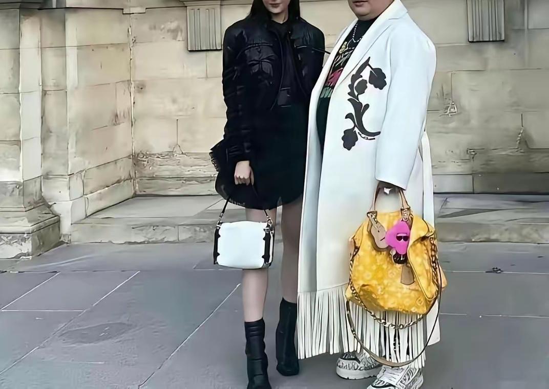 这个哥们手里拿着包包七百多万

除了价格惊人之外，他本人的气质形象真的很普通。