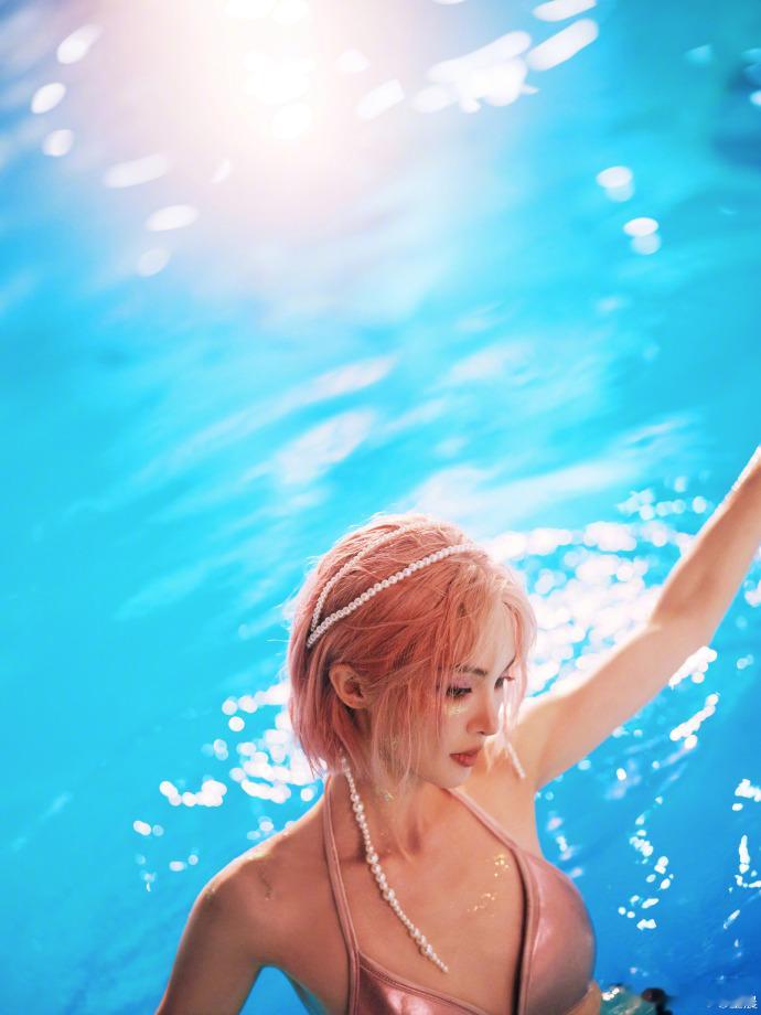 #金晨泳装大片# 金晨的生日泳装人鱼大片来咯，简直就是人鱼公主，太美了。金晨真的