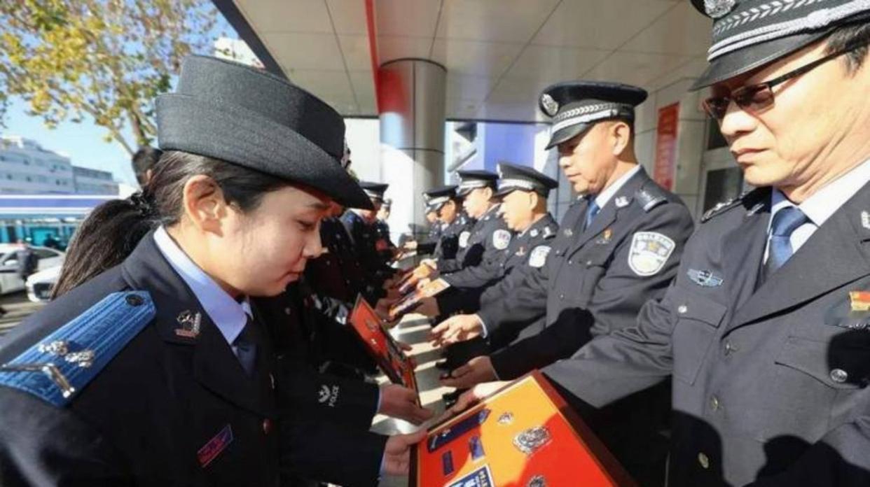 民警与辅警的五大核心区别：

1，‌法律身份；
民警属于‌人民警察‌，是国家公务