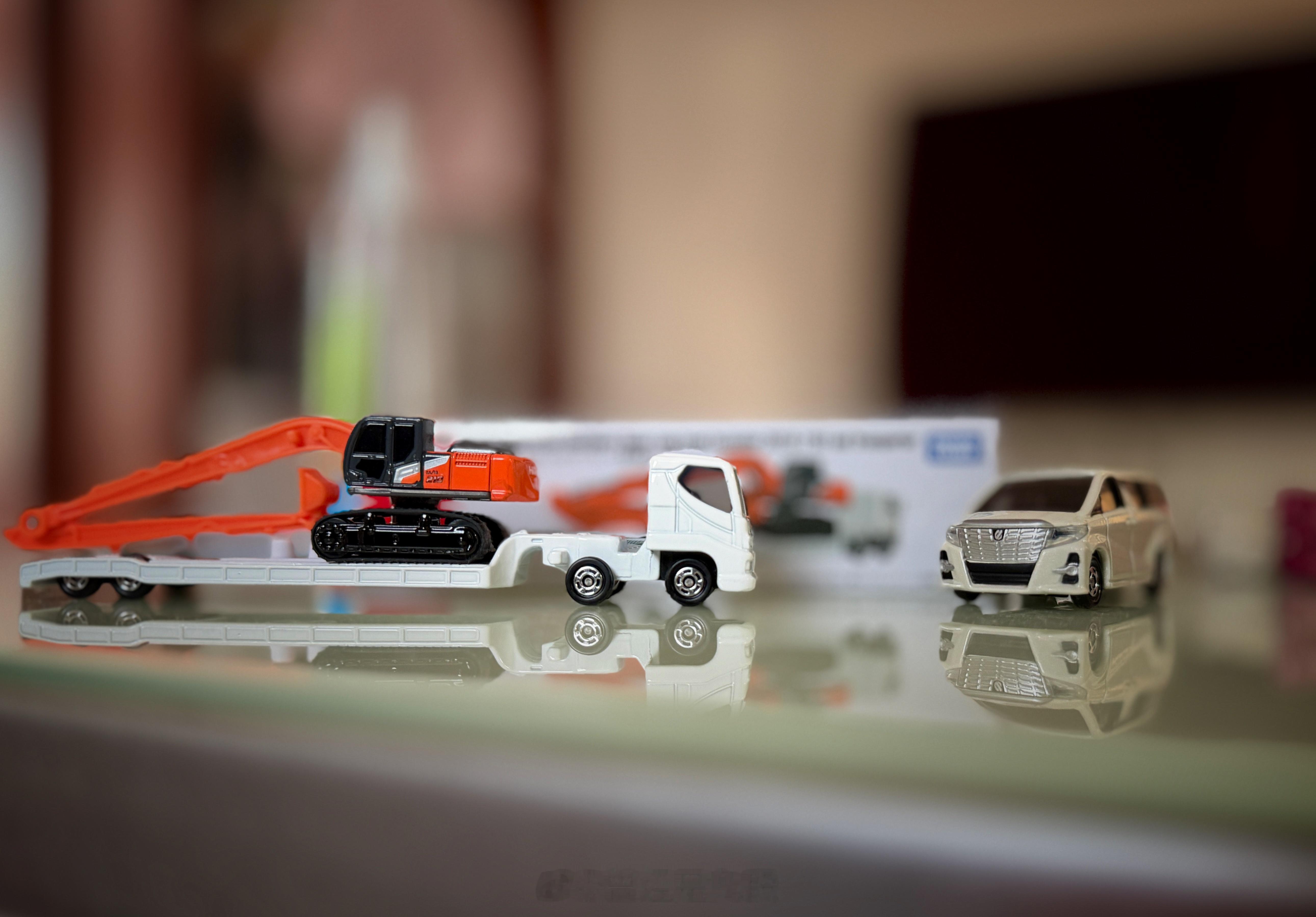 最近儿子喜欢上了多美卡，一周买三辆，感觉很快就要准备个展示柜啦[doge] ​​