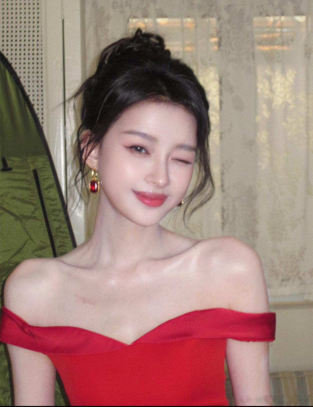 孙怡化妆后完全变个人 孙怡素颜肤色很健康啊，化完妆很好看诶！完全有效化妆！孙怡有