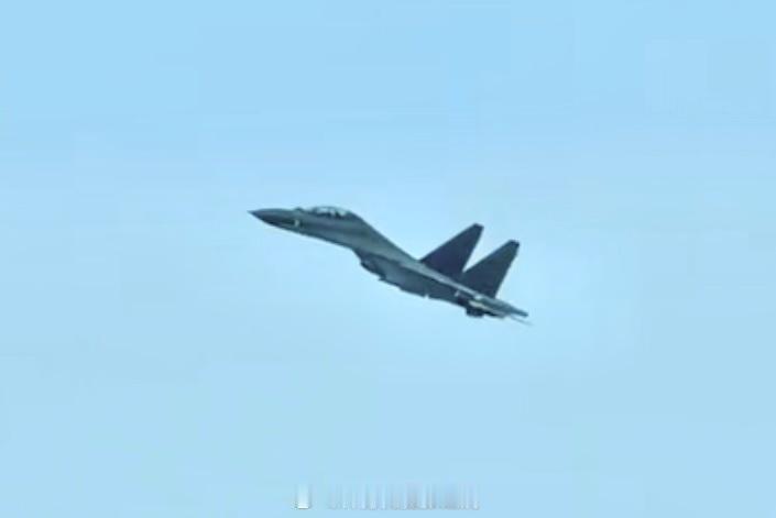 轮战到南海岛礁的南部空军某旅Su-30MKK战斗机携带R-77和R-73导弹各2