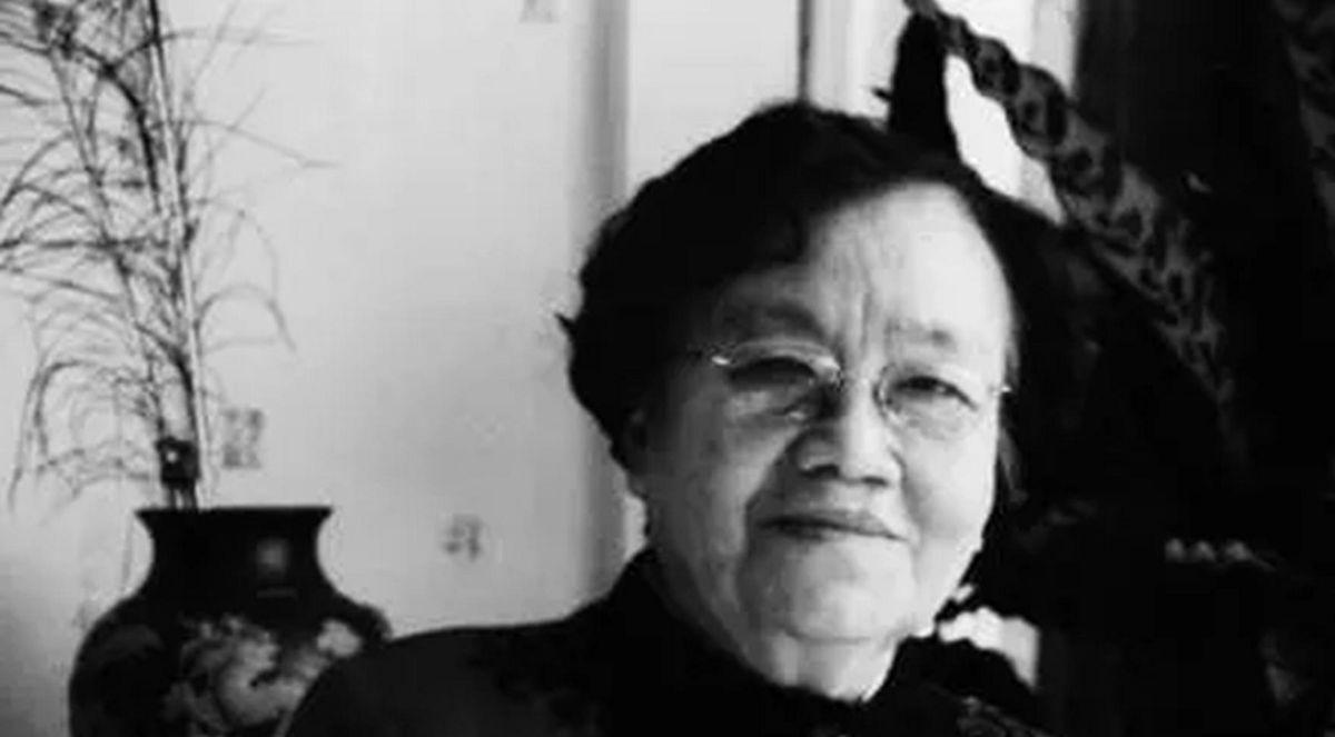 [太阳]1940年，地下党康乃尔正在茶楼打牌，一军统美女突然拍了了拍他的肩膀，对