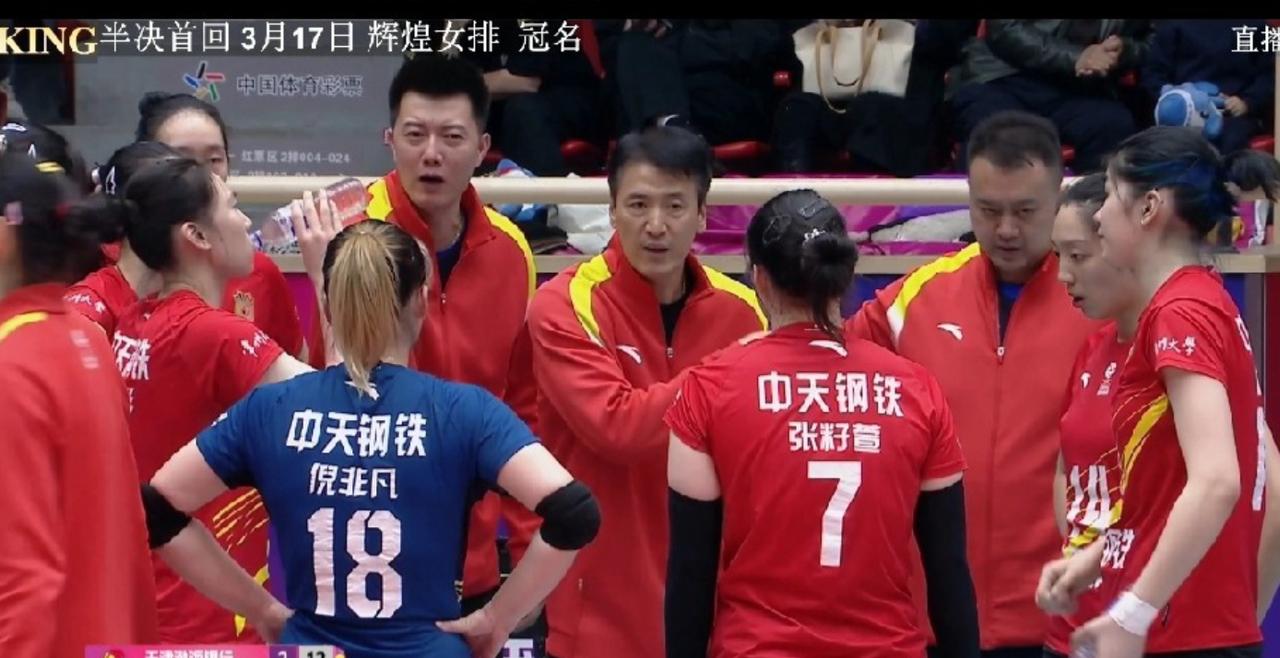 第三局前半段胶着啊，江苏女排已经退无可退！施海荣教练把万梓玥换上，加强拦网。双方