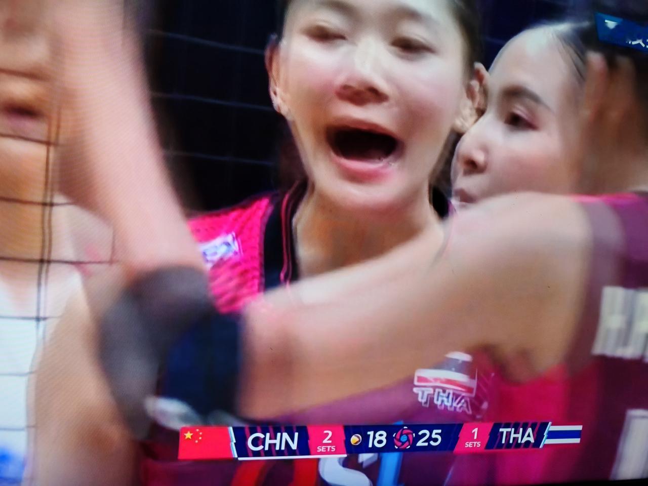 女排亚锦赛决赛，中国女排对阵泰国女排，前三局中国女排20：25，25：11，25