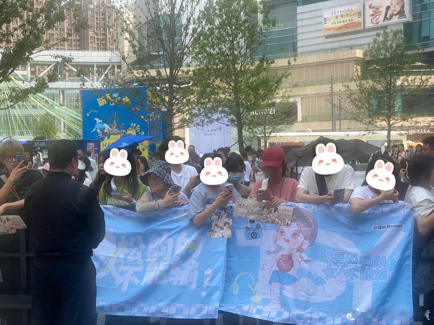 #谭松韵成都万象城# 谭松韵成都万象城出席品牌活动！这人气杠杠的～[彩虹屁][彩