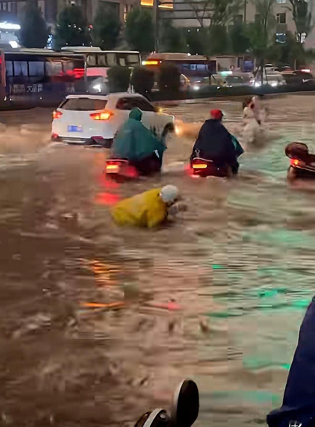 大暴雨带来水漫大街、小巷成河 