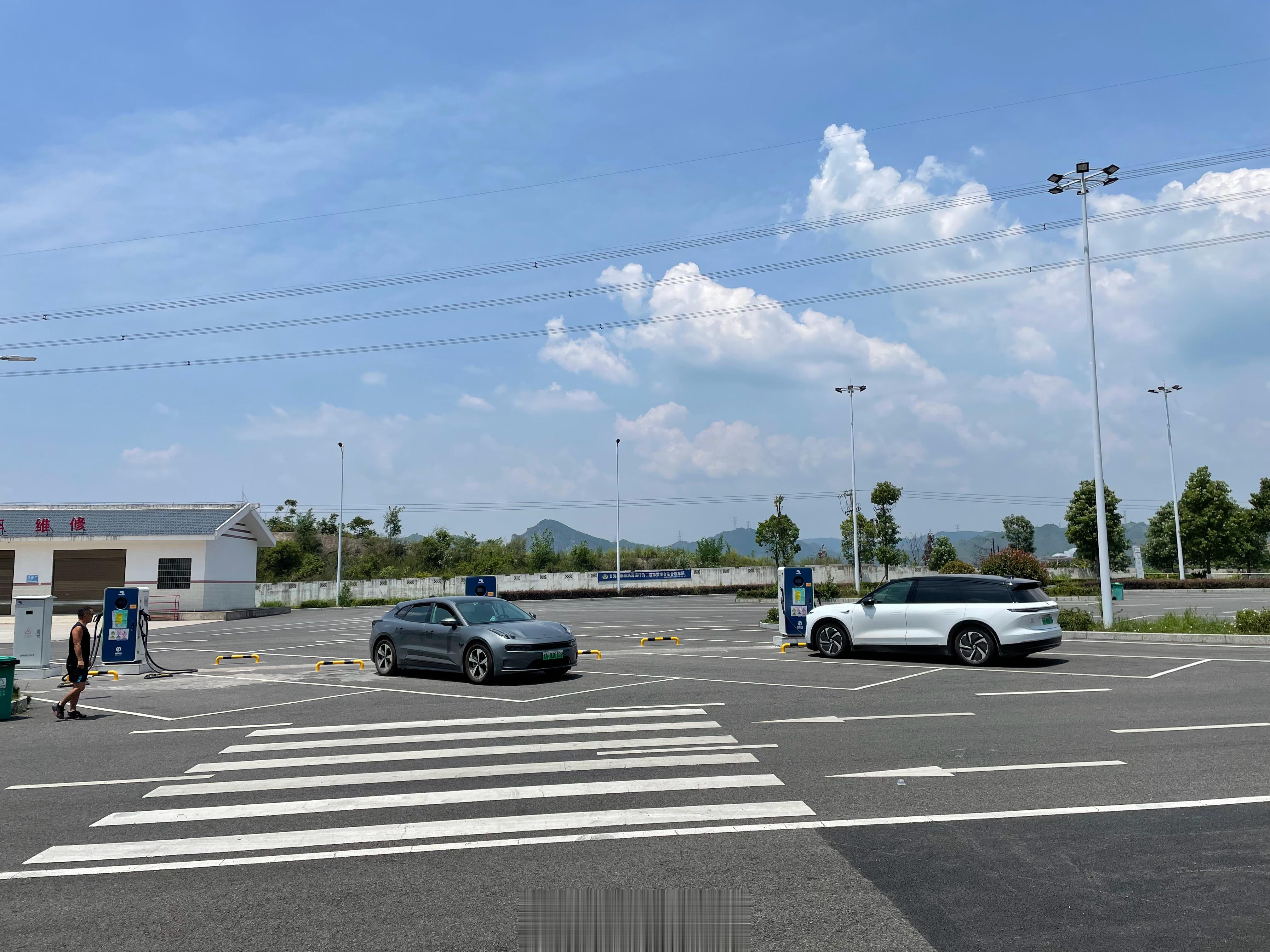 贵州新建的服务区，都有桩，这是60KW，排队当然不存在，非节假日不管是换电站和桩
