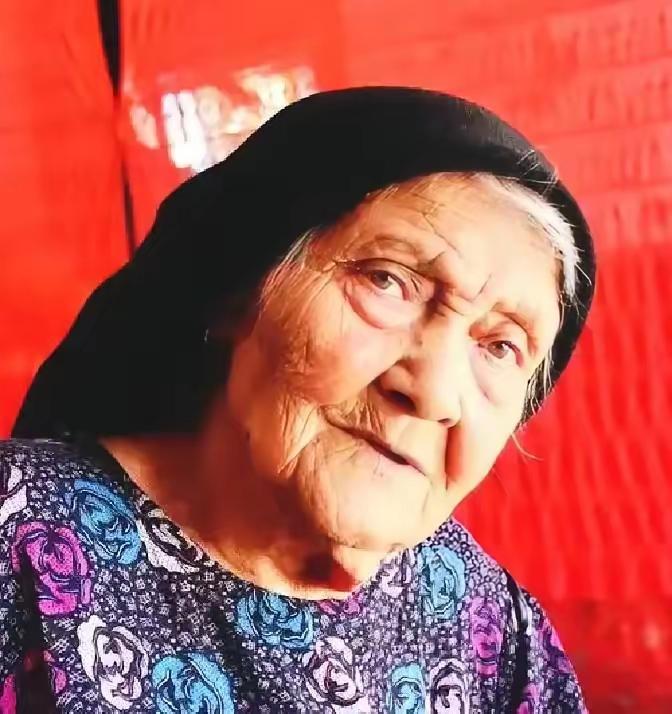 [太阳]全球最长寿的老人，新疆的阿丽米罕·色依提，她出生于1886年6月25日，