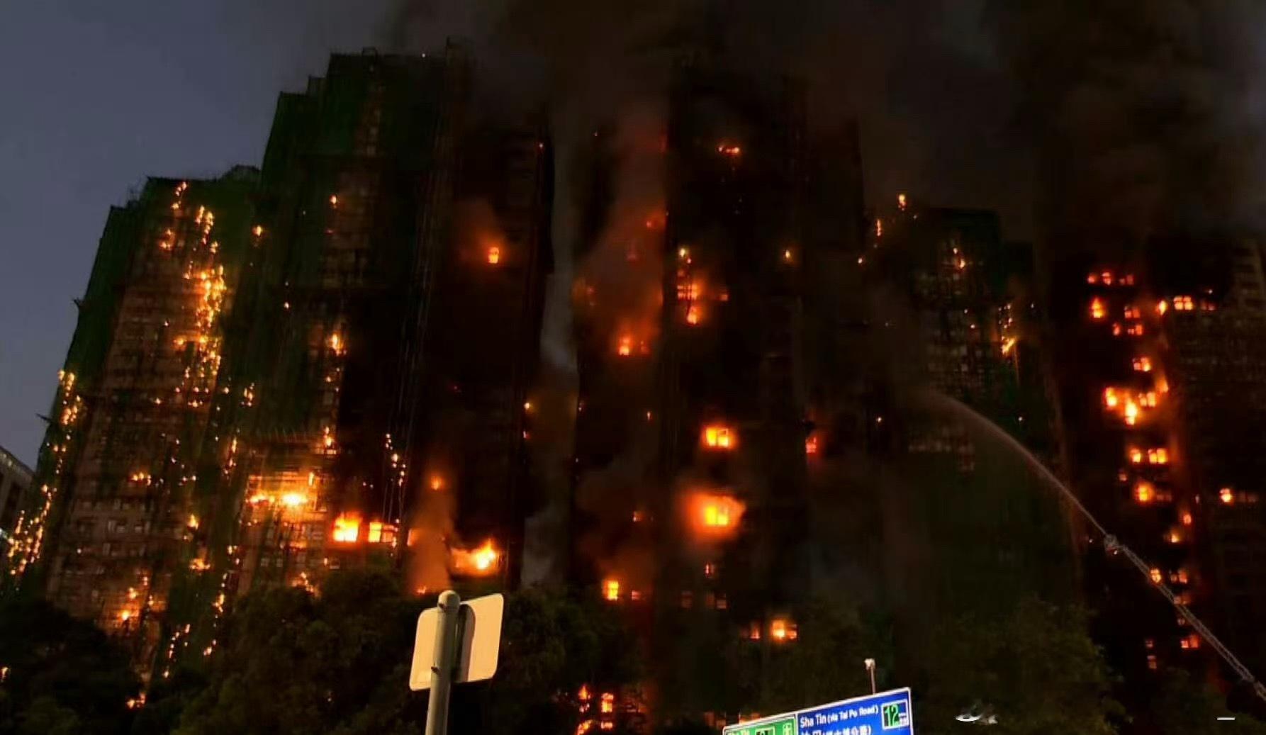 香港火灾这大火可是有点太大了吧，这么多栋楼一起烧，太吓人了 