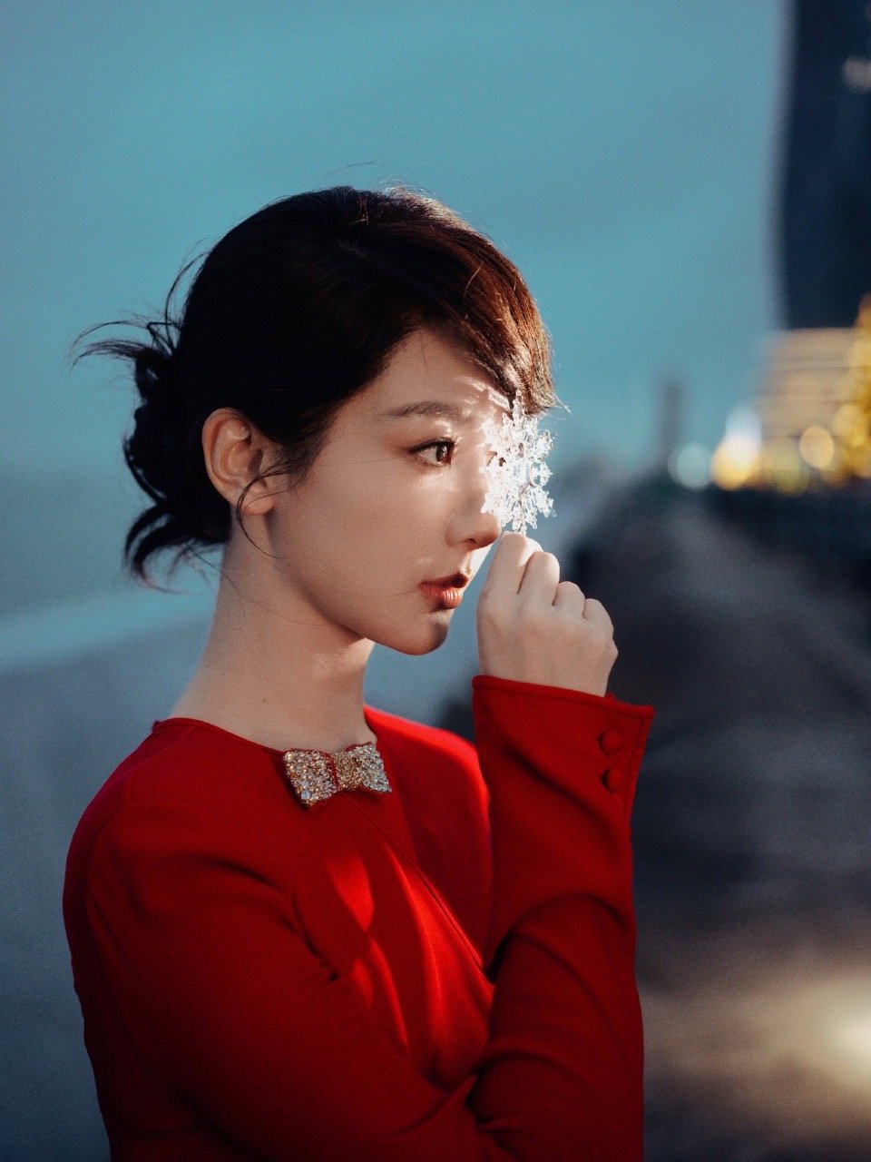 杨紫红裙杨紫红裙适配度满分红裙明艳又大气，好绝！ 