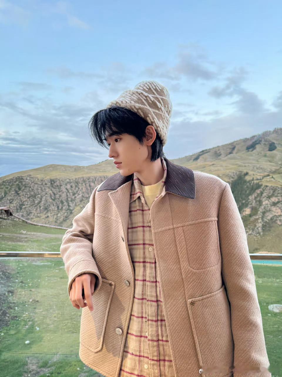 #宋亚轩秋日ootd# 好可爱的小宋老师[干饭人]中秋营业如期而至，秋日ootd
