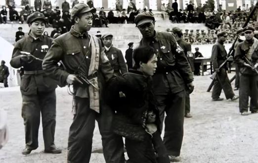 1944年，坝上悍匪宋殿元掳走良家妇女施暴，还强迫她拜堂。拜把子兄弟觉得他做的太