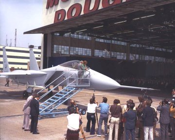 1972年6月26日，F-15（F-15A-1-MC）战斗机的前2架原型机在圣路