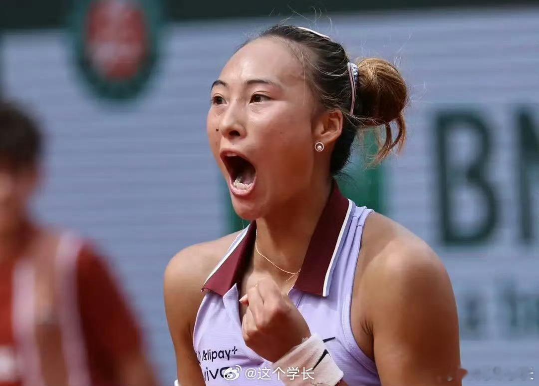 郑钦文谈跟萨巴伦卡一起训练郑钦文在备战WTA1000罗马站期间，与世界排名第一的
