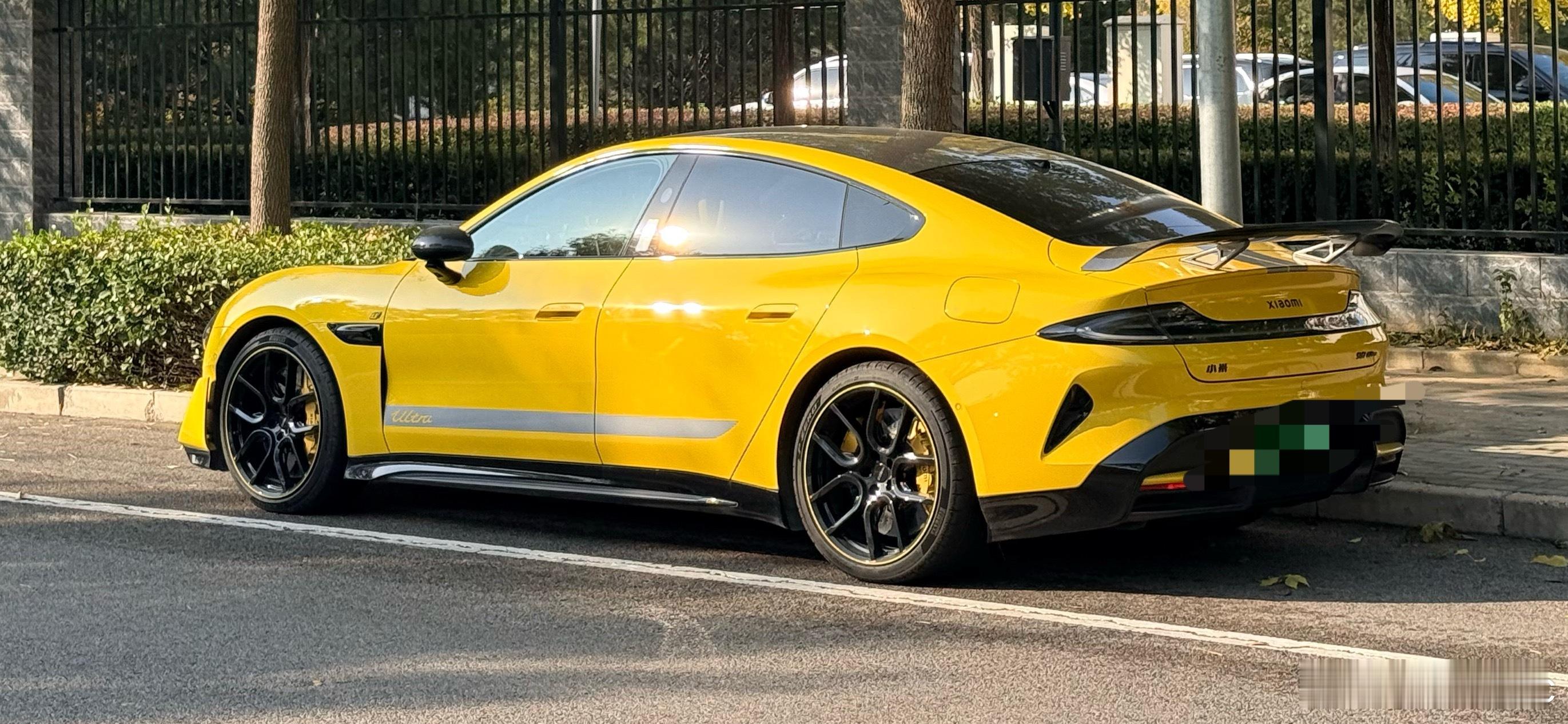 开了几天su7u，没想到上市半年多了，回头率还是这么高[笑cry]，哨兵模式上车