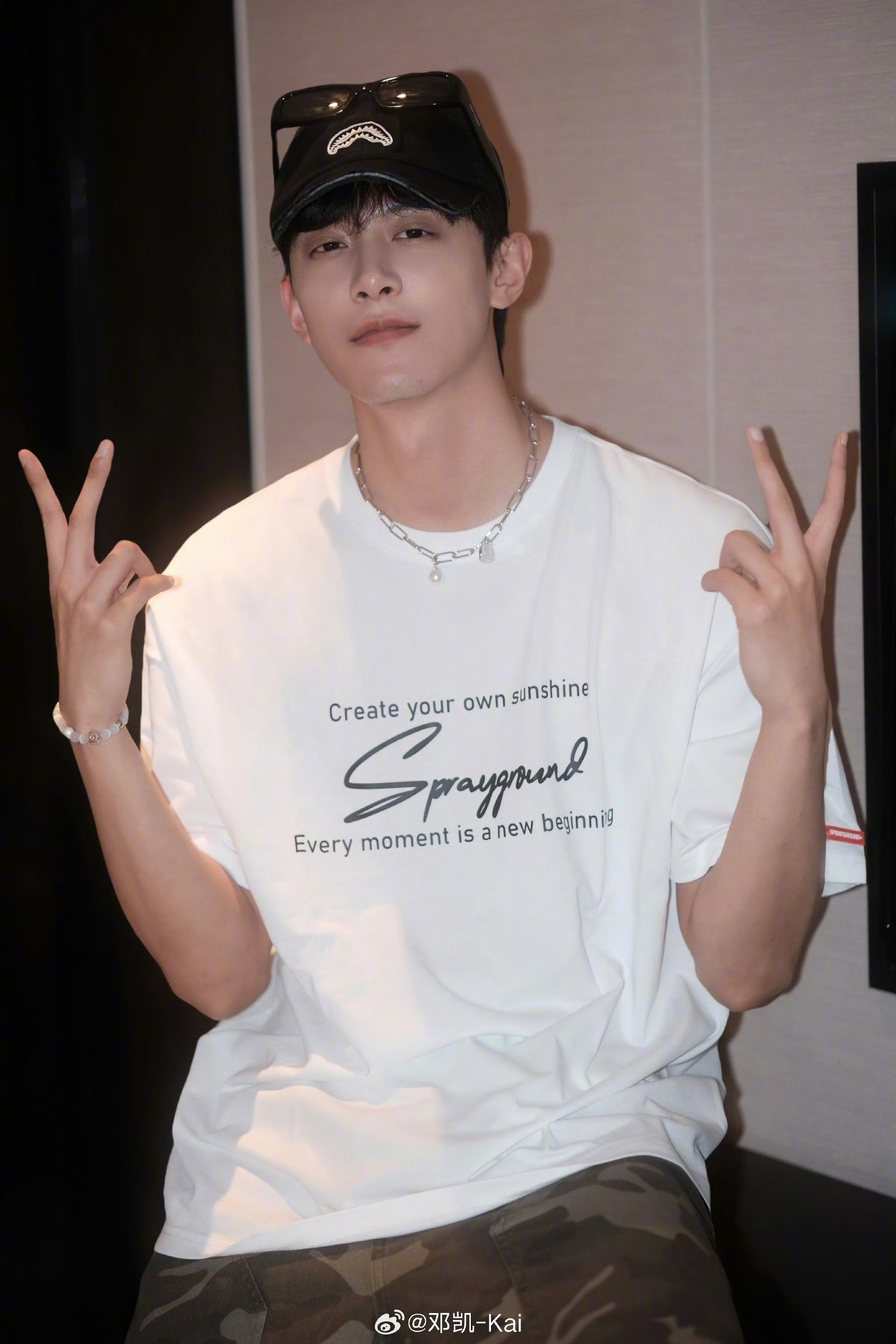 邓凯原名叫邓尚哈哈原来如此！邓尚这名字也挺有味道的，感觉“尚”字带着点文艺范儿～