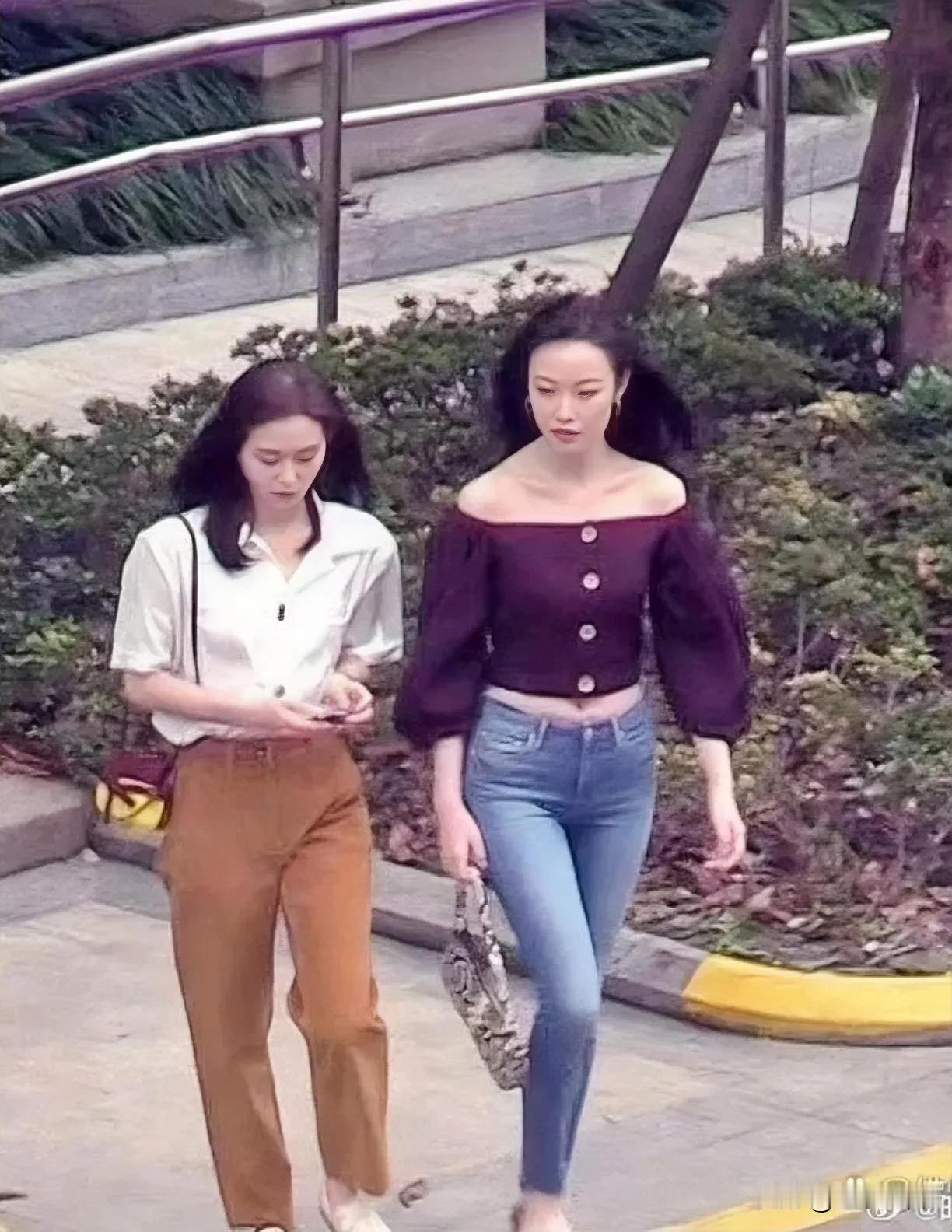 倪妮和刘诗诗街头漫步，她们俩谁更优雅呢？刘诗诗身着白衬衫，一头披肩发，气质温婉柔