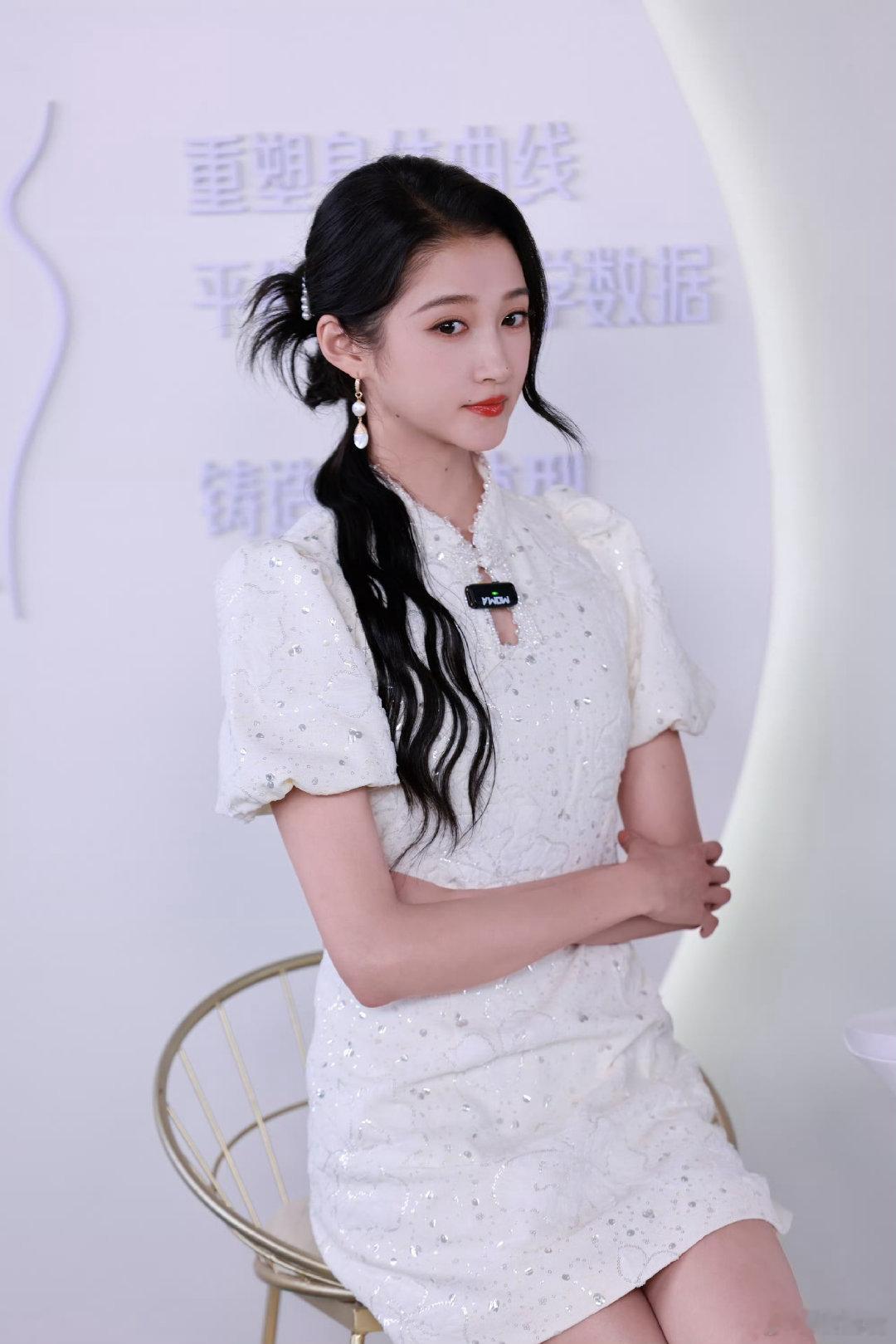 关晓彤是不是又瘦了关晓彤瘦了好多啊 关晓彤新中式旗袍好美！！白色珍珠耳饰➕珍珠发