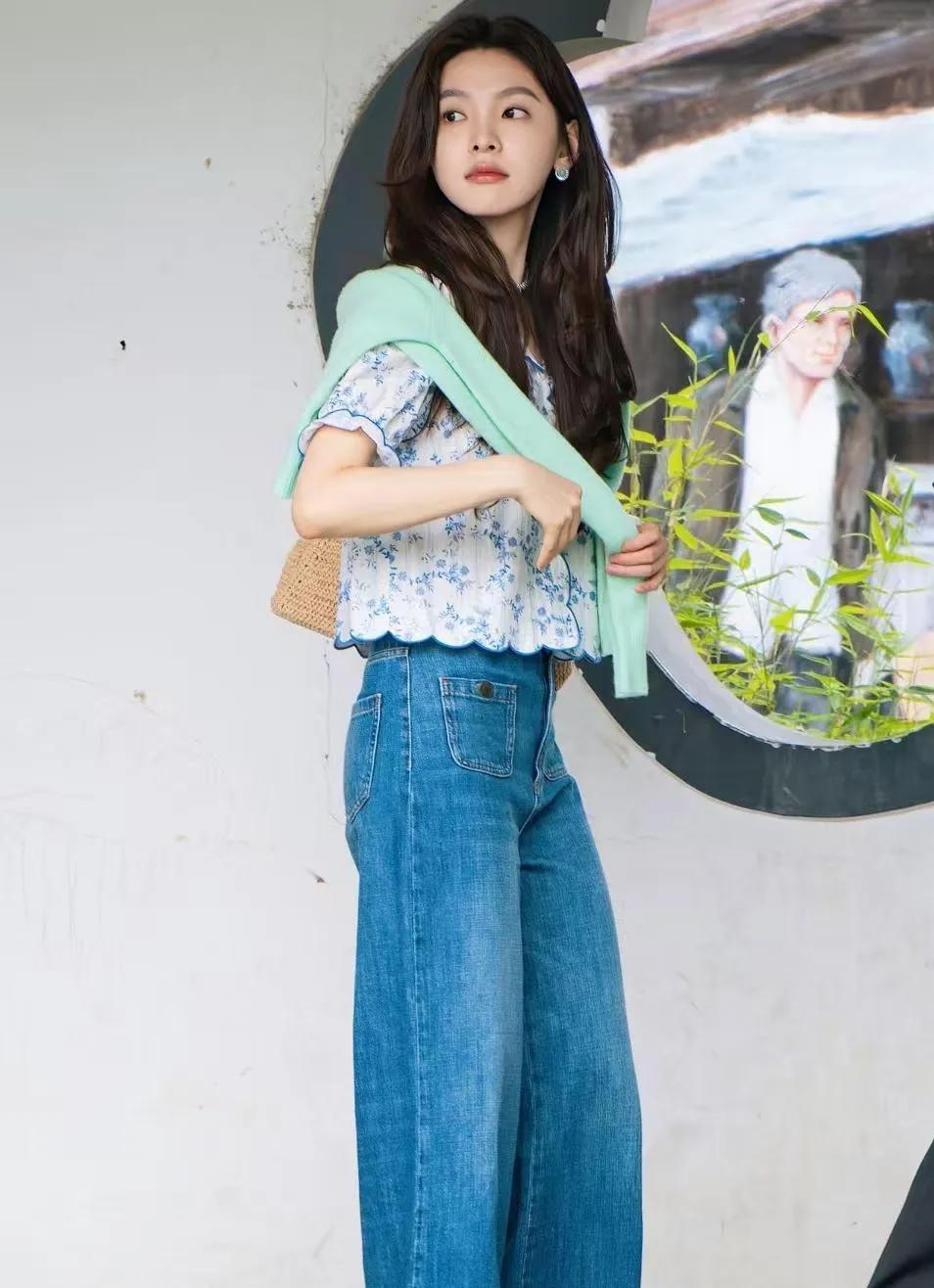 章若楠这穿搭，是把“夏日甜妹”焊在我审美上了！
 
碎花小衫+阔腿牛仔，再搭件薄