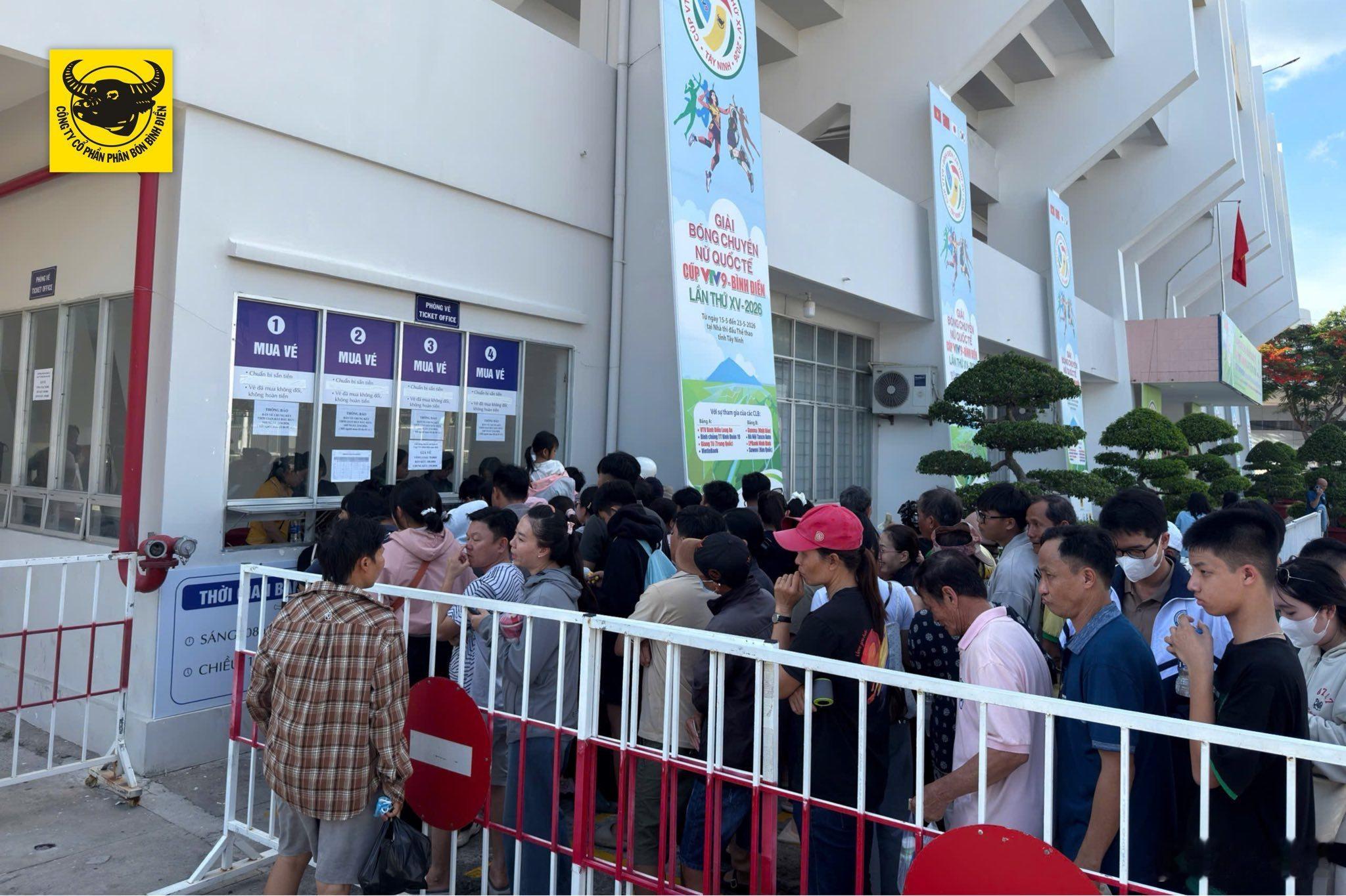国际排坛动态江苏中天钢铁女排今晚江苏女排与平奠隆安的决赛吸引了不少越南球迷提前几