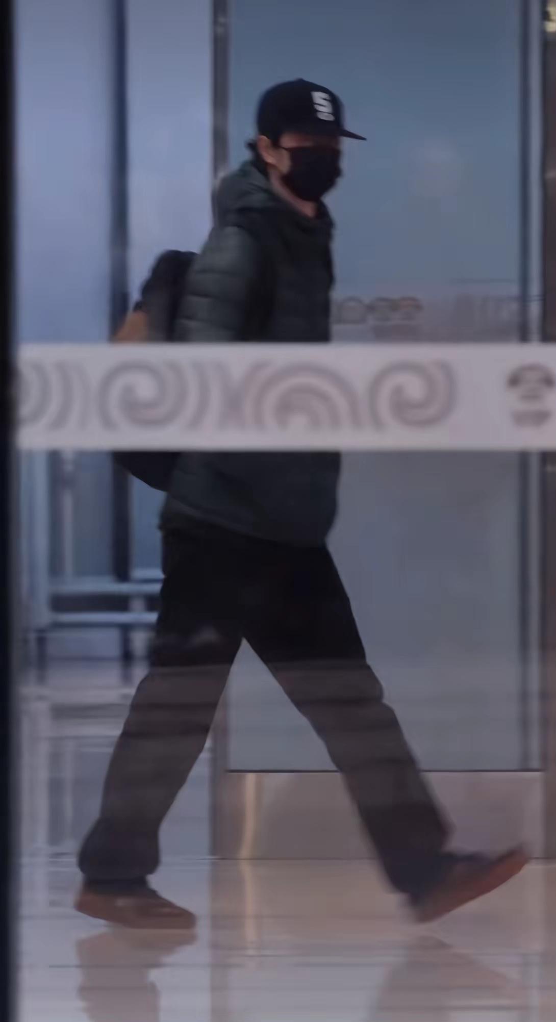 不聊了俺要给娃做饭去了！上车饺子下车面娃今儿回来了！俺要给他做碗香菜打卤面，好好