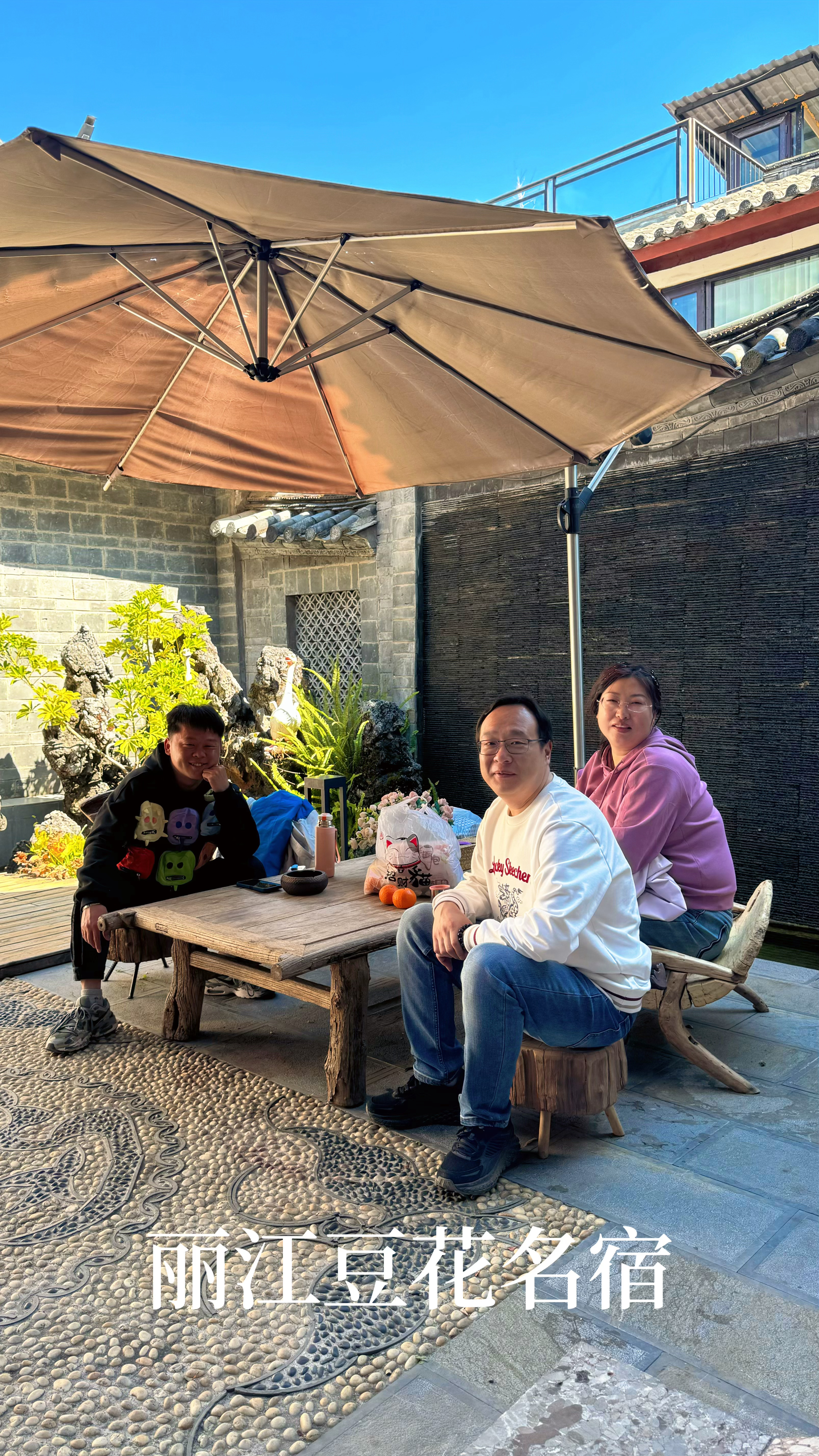 #丽江[超话]# 七八月份适不适合来丽江旅游？不适合：❶机票、住宿贵，游客多，景