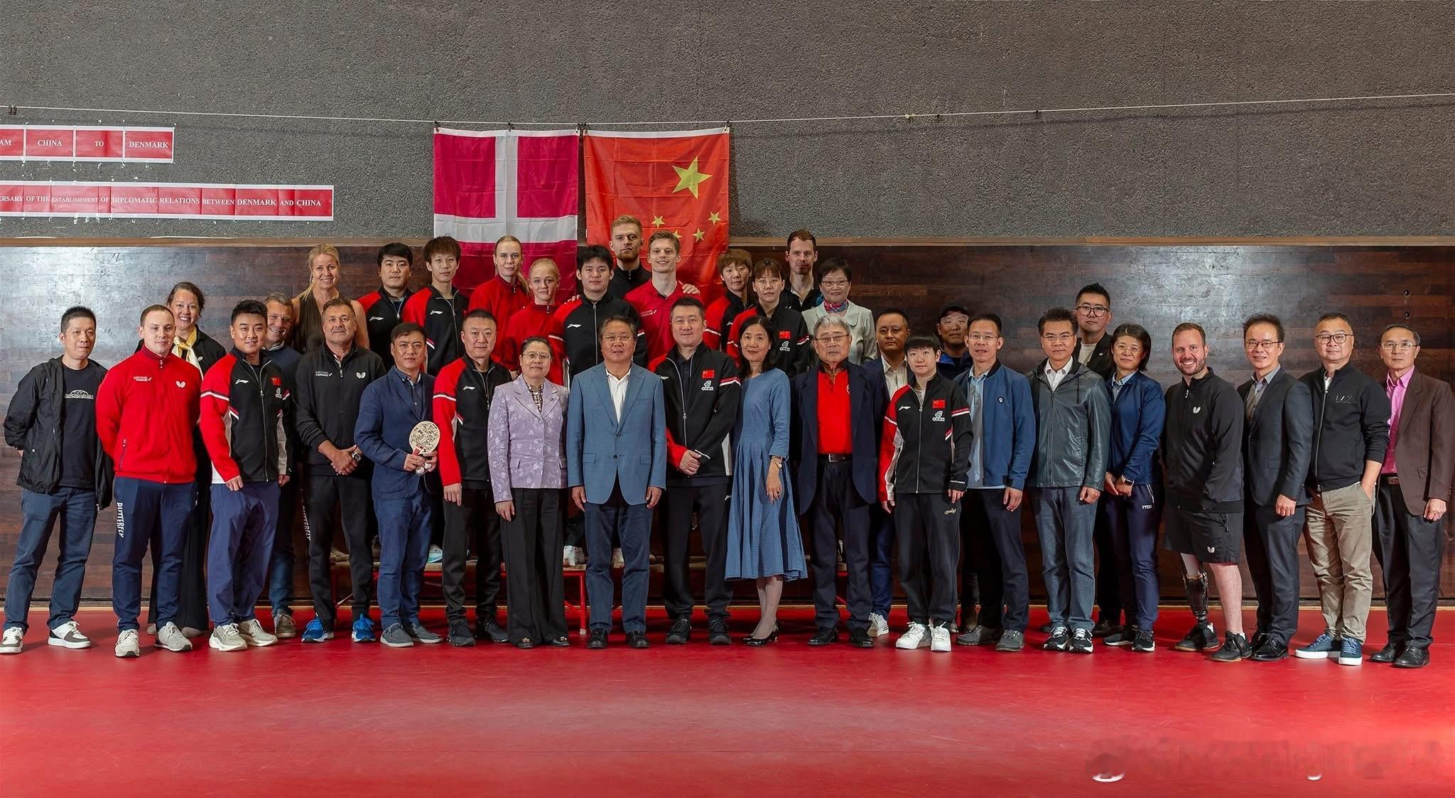 🏓 昨天在哥本哈根，乒乓球将丹麦和中国聚集在一起，庆祝两国75年的外交友谊！ 