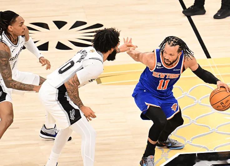 NBA总决赛，马刺对阵尼克斯的第二战已经结束。文班亚马绝杀中投遗憾不中，尼克斯1