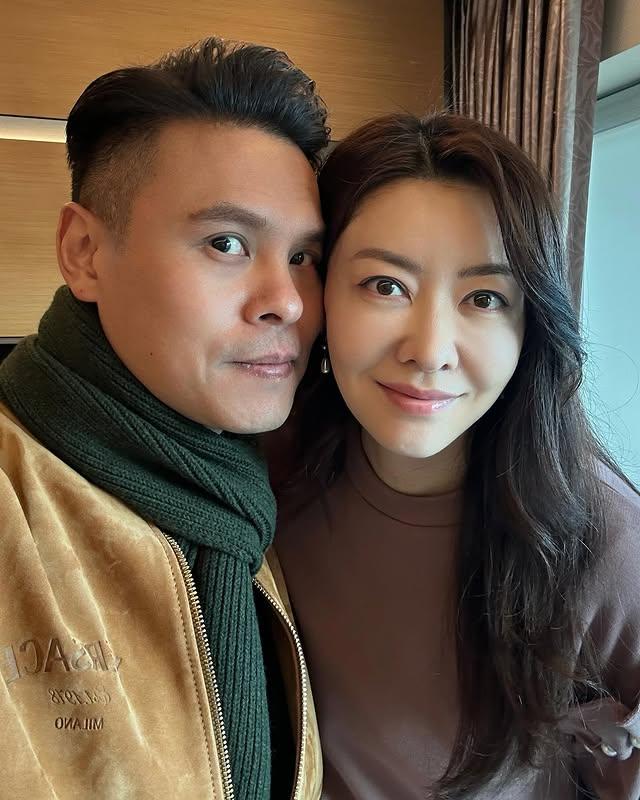 香港女星熊黛林和老公郭可颂的生活合照，她是2016结婚，婚后育有一对双胞胎女儿，