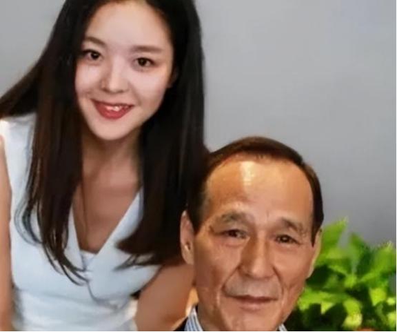 1984年，陈惠敏带着怀孕的妻子去参加宴会，碰见新义安的苏龙，苏龙一脚踢过去，陈