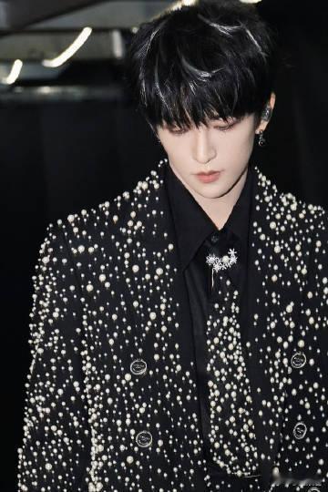 黄子弘凡演唱会哭成水龙头 帅到犯规了吧！黄子弘凡哭起来的样子又脆弱又好看，豆大泪